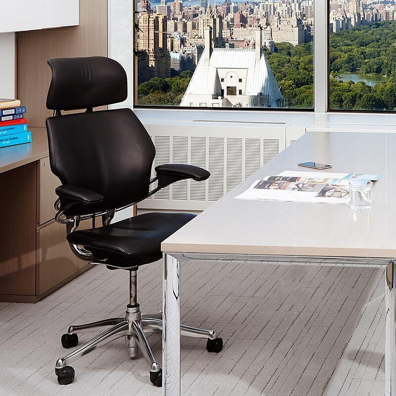 Humanscale Chair with Headrest Standard Duron Arms / Vellum Black / Standard Foam Seat Pan Humanscale Standard Freedom Headrest